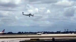 Passageiro conseguiu entrar em contato com controladores de tráfego aéreo, que o ajudaram a pousar em segurança