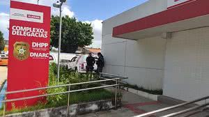 Os suspeitos e a droga foram levados para a sede da DNARC | Bruno Protasio/TV Pajuçara