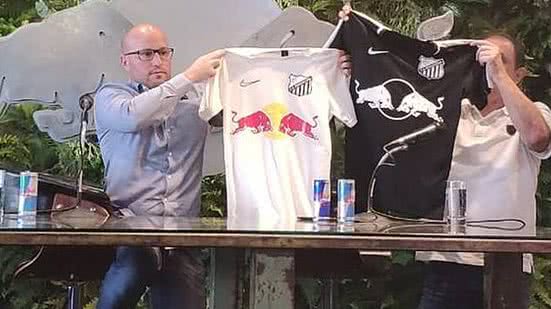 Thiago Scuro e Marquinho Chedid exibem camisas do time | Lucas Mello / VEJA.com