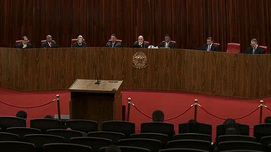 Ministros do TSE reunidos para votar ação contra Bolsonaro | Foto: Marcelo Camargo/Agência Brasil