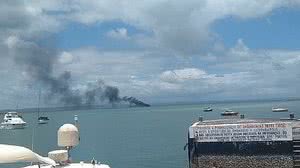 Imagem Lancha com quatro pessoas pega fogo na Ilha de Itaparica