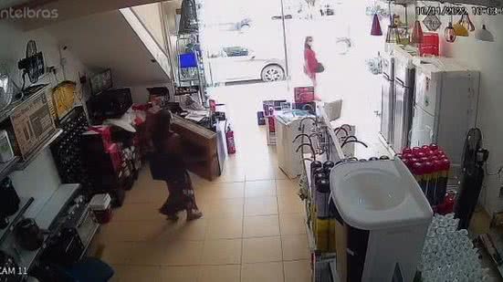 Mulher deixou o local levando caixa com televisor e sem pagar pelo produto | Foto: Reprodução