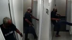 Imagem Imagens mostram policial aposentado armado 'caçando' ex-mulher no trabalho após divórcio