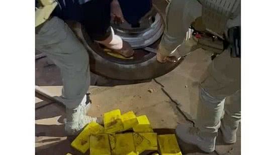 A droga estava escondida dentro do estepe e foi necessário utilizar ferramentas para abrir o pneu | Reprodução PRF