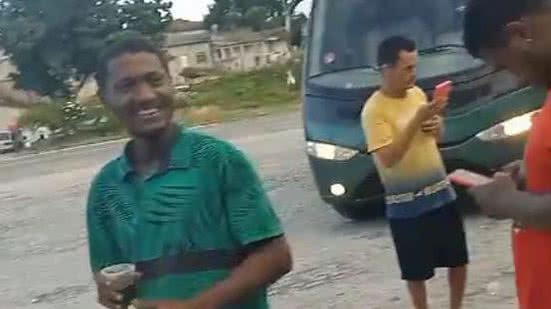 Grupo de trabalhadores durante parada na Bahia, na manhã desta quinta-feira (16) | Foto: Reprodução