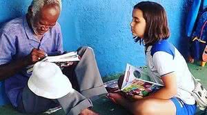 Bárbara e Zezinho durante aula no chão do pátio da escola. | Divulgação/Diocesano Crato