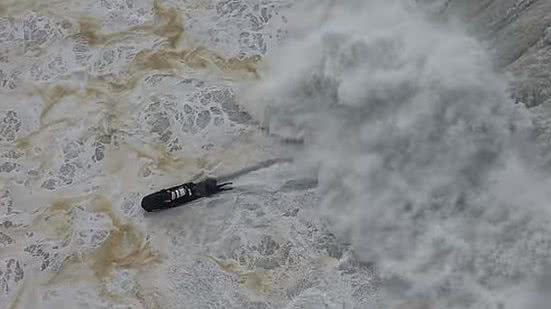 Pedro Scooby é resgatado após ser engolido por onda gigante em Nazaré | Reprodução