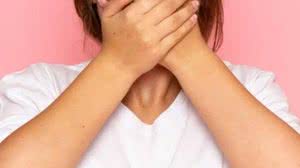 Mulher com a mão na boca | Foto: Freepik