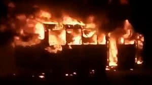 Imagem Criminosos ateiam fogo em ônibus na Baixada e deixam 15 vítimas