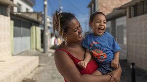 Inspirada pelo filho Guilherme, Germana Soares criou a União de Mães de Anjos, que busca direitos de crianças com síndrome do vírus da zika | Renato Stockler/Folhapress