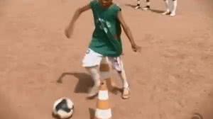 Meninos do Vergel ganharam doações de chuteiras | Reprodução / TV Pajuçara