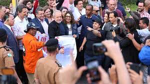 O ex-presidente Luiz Inácio Lula da Silva (PT) deixa a carceragem da Polícia Federal de Curitiba (PR), após decisão da Justiça Federal de expedir o alvará de soltura do líder petista, na tarde desta sexta-feira (8) | Giuliano Gomes/Folhapress