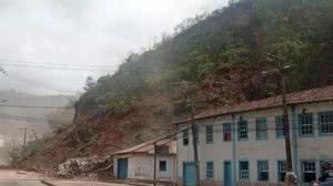 Nas imagens, é possível ver quando o movimento de terra se desloca e atinge a fiação de postes | Foto: Reprodução