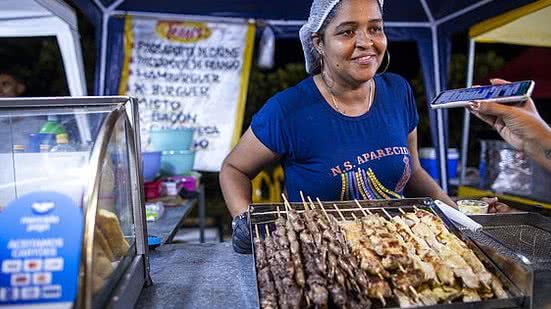 Ambulantes faturam renda extra no Verão Massayó. | Foto: Alisson Frazão/Secom Maceió