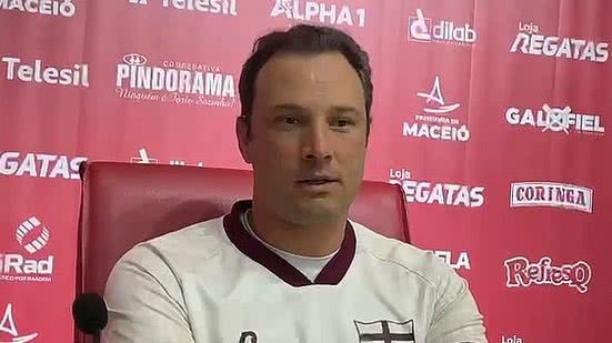 O técnico Bruno Pivetti concedeu, na tarde desta segunda-feira, 9, no CT Ninho do Galo, a primeira entrevista como novo treinador do CRB | Bruno Protasio / Rádio Pajuçara