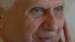 Bento XVI, nome adotado pelo cardeal Joseph Ratzinger quando assumiu o pontificado em 2005, faleceu hoje (31) no Mosteiro Mater Ecclesiae, no Vaticano | Foto: Reprodução / Instagram Vaticano News