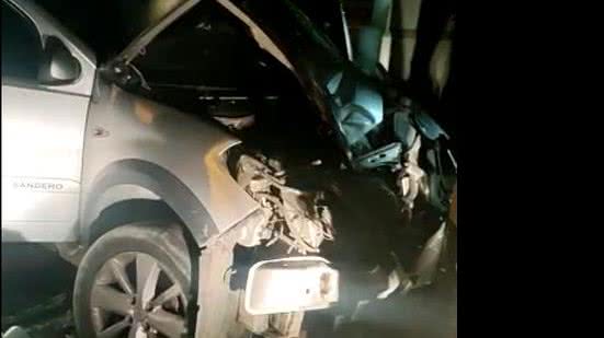 Ve´´iculo ficou parcilamente destruído no acidente | Foto: Reprodução