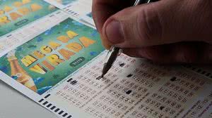 Apostadores podem aumentar as chances de ganhar realizando apostas em grupo por meio do Bolão Caixa | Foto: Marcello Casal Jr. / Agência Brasil