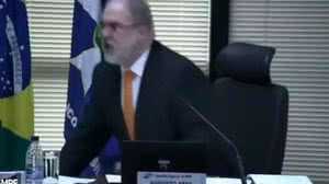 Subprocuradores e seguranças se levantaram para separar a briga entre os dois | Foto: Reprodução