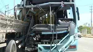 Ônibus colidiu com um caminhão que estava estacionado | Redes Sociais