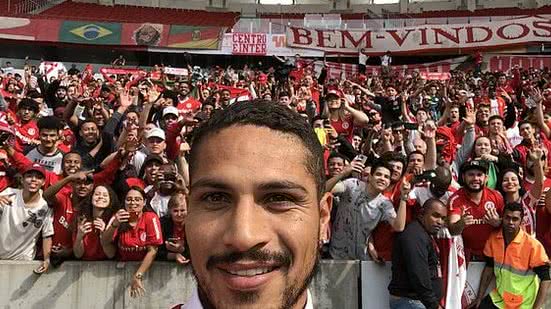 Guerrero tira selfie com a torcida na apresentação do Inter | Divulgação / Internacional