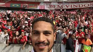 Guerrero tira selfie com a torcida na apresentação do Inter | Divulgação / Internacional
