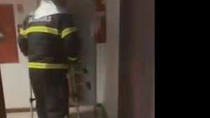 Imagem Vídeo: apartamento pega fogo em prédio na Ponta Verde e bombeiros são acionados