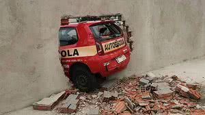 Motorista derrubou muro durante teste prático de direção, em Curitiba | Divulgação / Detran-PR