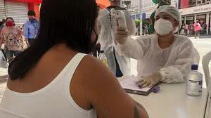 Temperatura é aferida durante abordagem a consumidores que passarem pelo Centro de Maceió | Igor Nascimento