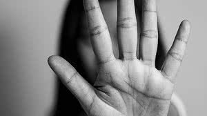 Imagem Polícia prende homem por agredir e jogar água quente em companheira