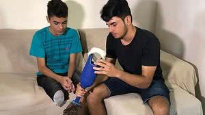 Imagem Jovem faz prótese em casa e presenteia garoto com má-formação na perna no Ceará