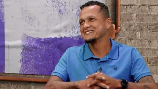 Imagem Ex-jogador Souza é vítima de racismo e xenofobia durante transmissão