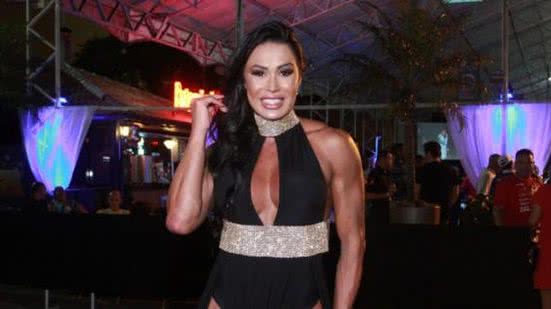 Imagem Gracyanne Barbosa aposta em look transparente e rouba a cena no Samba