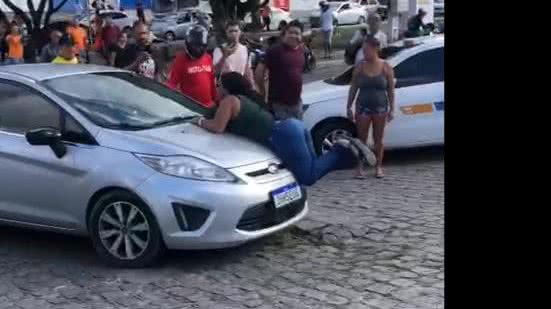 Mulher se lançou no capô do veículo em movimento no bairro Cambona, em Maceió | Foto: Reprodução