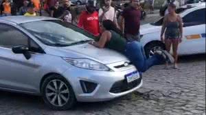 Mulher se lançou no capô do veículo em movimento no bairro Cambona, em Maceió | Foto: Reprodução