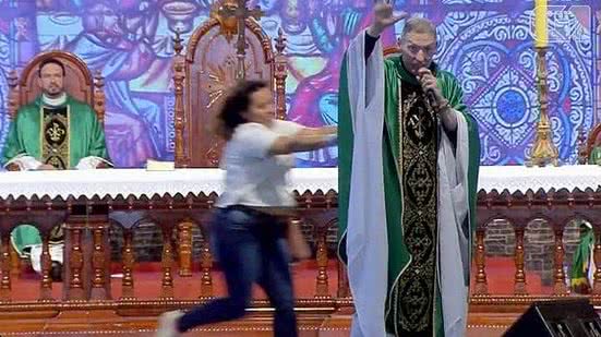 Imagem Mulher que empurrou Padre Marcelo afirmou que queria conversar com ele