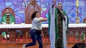 Imagem Mulher que empurrou Padre Marcelo afirmou que queria conversar com ele