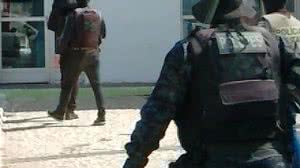 Agentes cumprem mandados na prefeitura | Cortesia ao TNH1