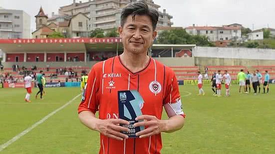 Kazu Miura com prêmio de melhor jogador na partida Oliveirense x Leixões | Site oficial do Oliveirense