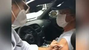 Imagem Roberto Carlos recebe a 2ª dose da vacina contra a Covid: 'Todo mundo tem que se vacinar'