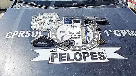 Com os suspeitos foram encontrados uma submetralhadora 9mm e um revólver calibre 38 | Foto: Cortesia / Ascom PM