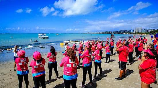 Atividades do Outubro Rosa no Mar foram realizadas na Ponta Verde. | Pei Fon/ Secom Maceió