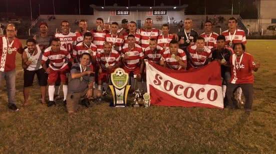 Elenco e comissão técnica da Sococo exibem medalhas e trofeu da conquista | Divulgação / Sococo