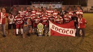 Elenco e comissão técnica da Sococo exibem medalhas e trofeu da conquista | Divulgação / Sococo