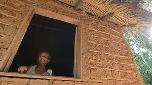 Mulher quilombola na janela de casa | Agência Brasil