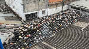 Polícia encontra milhares de capacetes em telhado de loja clandestina no Centro de SP | Foto: Divulgação/Polícia Civil