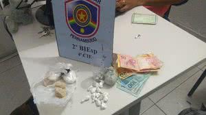 PM apreendeu drogas e R$ 500 na casa dos suspeitos. | PM/divulgação