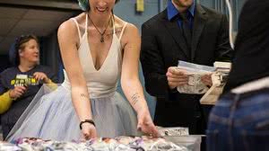 Imagem Casamento serve refeições para crianças que passam fome