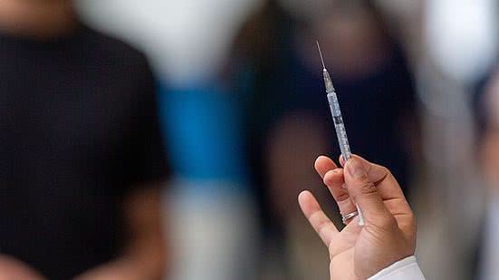 Um estudo do Ministério da Saúde realizado em parceria com a Universidade de Oxford mostra que a dose de reforço com a vacina da Pfizer aumentou em 175 vezes o número de anticorpos neutralizantes | Foto: Danilo Verpa/Folhapress