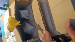 Imagem Doméstica compra iPhone pela internet e recebe caixa com duas pedras portuguesas